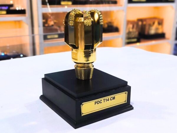 PDC Drill Bit Miniature, Oilfield gift ideas, Brass drill bit model, Custom oilfield awards, Petroleum industry collectibles, Oil and gas executive gifts, Energy industry souvenirs, Corporate recognition awards, Oilfield desk decor, Premium oil and gas gifts