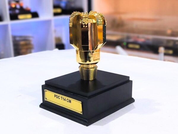 PDC Drill Bit Miniature, Oilfield gift ideas, Brass drill bit model, Custom oilfield awards, Petroleum industry collectibles, Oil and gas executive gifts, Energy industry souvenirs, Corporate recognition awards, Oilfield desk decor, Premium oil and gas gifts