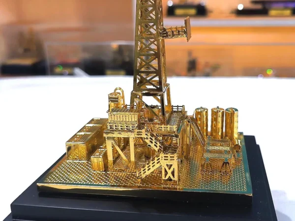 brass onshore drilling rig miniature, customizable oil rig model, corporate recognition award oil gas, petroleum industry collectible, wooden box executive gift, energy industry award, oilfield memorabilia gift, brass oil rig desk decor, personalized oil gas trophy, luxury corporate gift oilfield