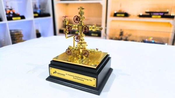 brass wellhead miniature, christmas tree valve model, oilfield corporate gift, energy industry award, customizable executive collectible