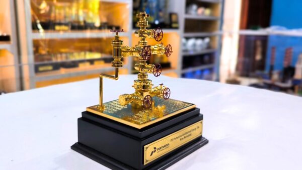 brass wellhead miniature, christmas tree valve model, oilfield corporate gift, energy industry award, customizable executive collectible