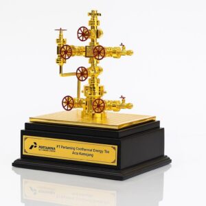 brass wellhead miniature, christmas tree valve model, oilfield corporate gift, energy industry award, customizable executive collectible