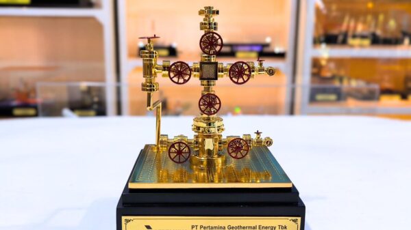 brass wellhead miniature, christmas tree valve model, oilfield corporate gift, energy industry award, customizable executive collectible