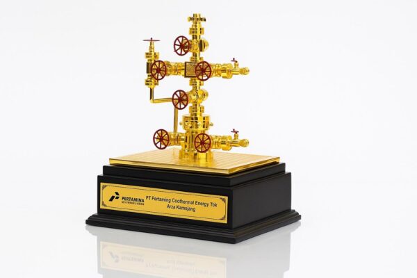 brass wellhead miniature, christmas tree valve model, oilfield corporate gift, energy industry award, customizable executive collectible
